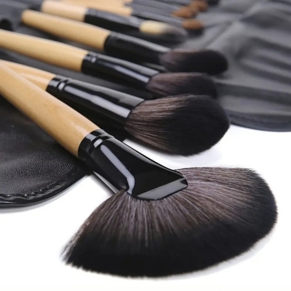Uknown Other - 32-PIECE BEAUTY MAKE-UP BRUSHES IN WRAP COVER WITH TIE (NWOT)